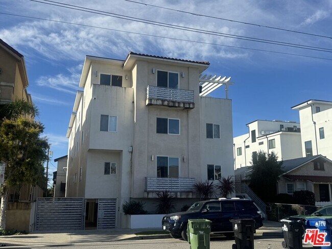 Building Photo - 1739 S Barrington Ave