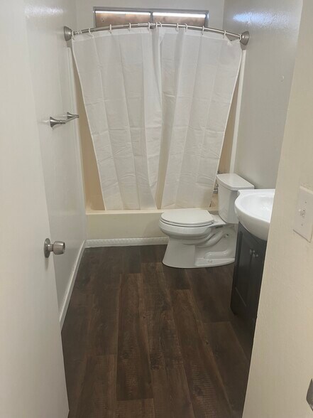 Bathroom - 271 Rhonda Ct