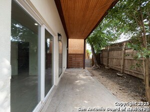 Building Photo - 2615 S Flores St