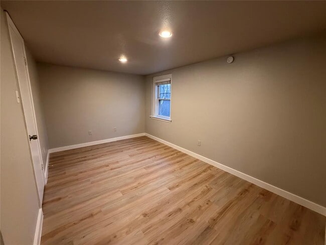 Building Photo - 106 E 38th St