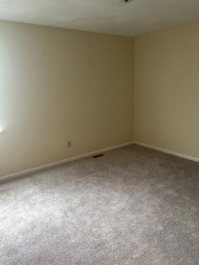Building Photo - New Listing!
