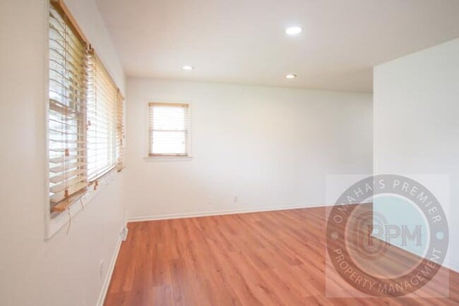 Building Photo - Spacious 3 Bedroom / 1 Bathroom Home in Be...