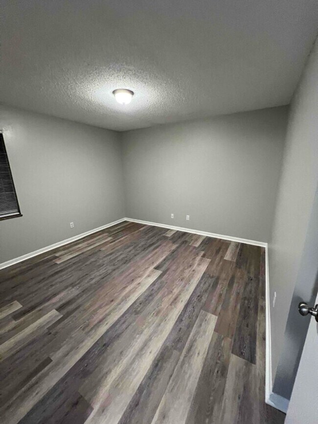 Building Photo - 1 Bedroom 1 Bath located in Charming North...