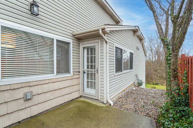 Building Photo - 746 Hilltop Ln