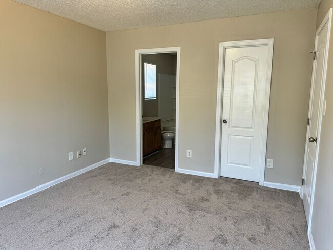 Building Photo - 3236 Ridgewood Pl Dr