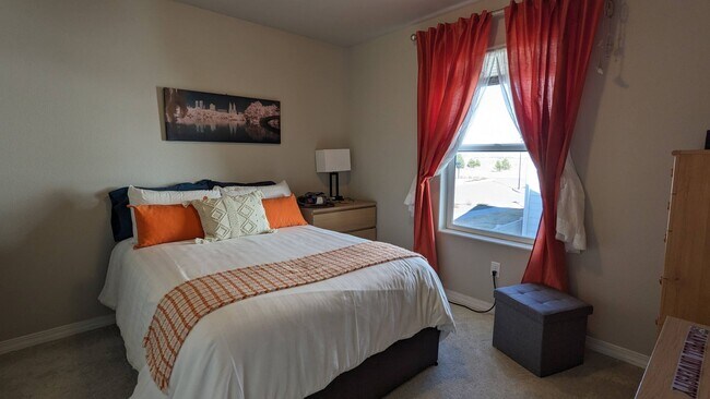 Building Photo - IMMACULATE 4 BED/2.5 BATH CUSTOM BUILT HOME IN SKYLINE RIDGE!