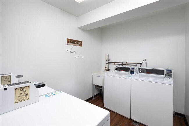 Building Photo - 708 W 65th St