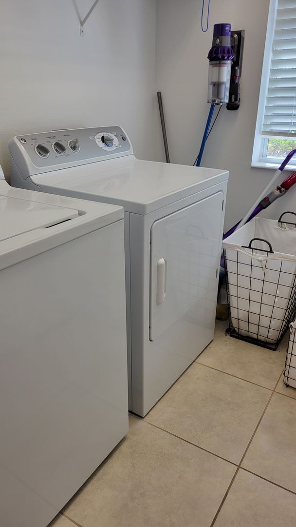 Building Photo - SEASONAL ONLY  3 bedroom, 2 1/2 bath townh...