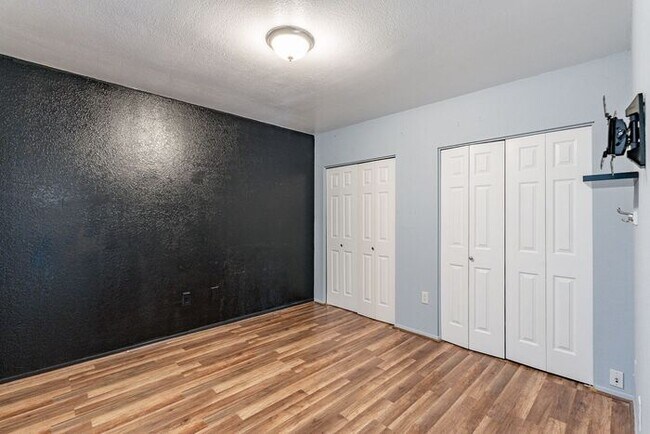 Building Photo - Charming Eastside Townhouse