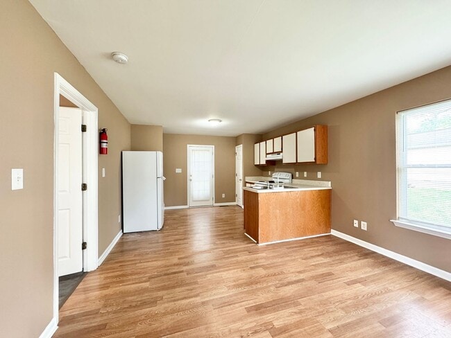 Building Photo - 4 Bedroom Off Franklin Blvd