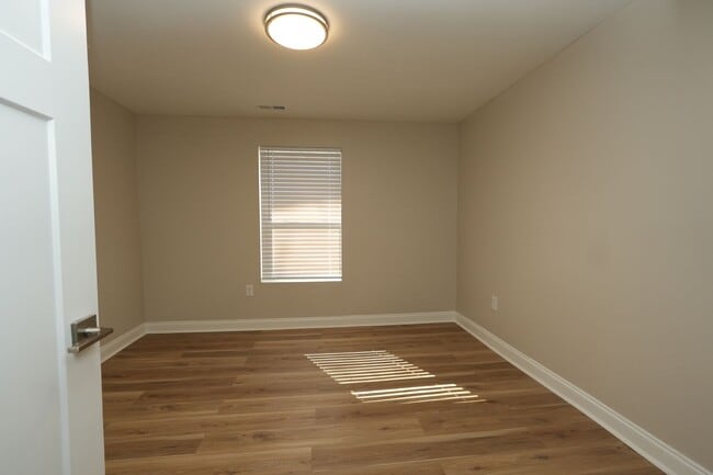 Building Photo - 2BR w/ Driveway & W/D Hookups near Uptown Charlotte