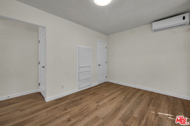 Building Photo - 8570 Sherwood Dr