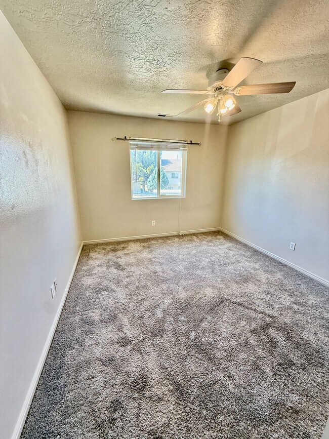 Building Photo - Lexington Hills Townhome