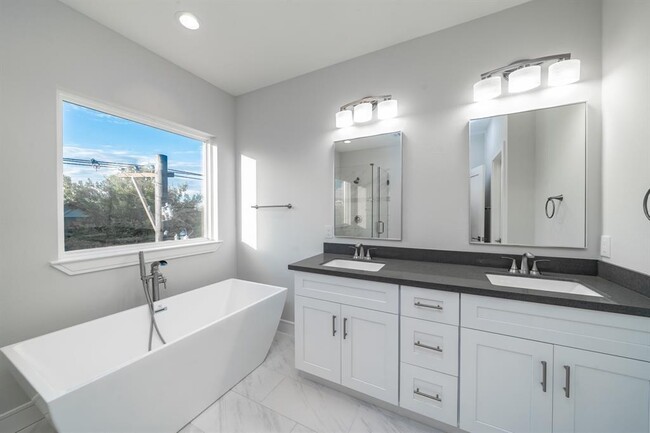 Building Photo - 1328 W 23rd St