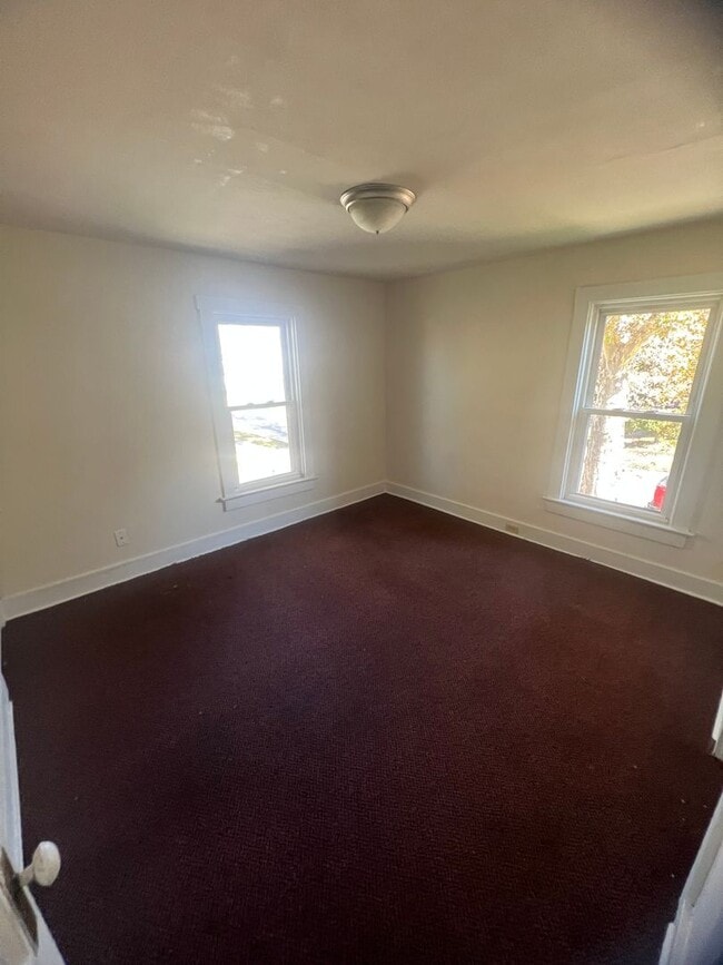 Building Photo - Large West Side 4 Bedroom House