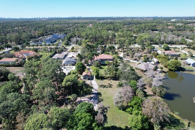 Building Photo - ** OAKES ESTATES ** 4 BED + DEN / 3.5 BATH...