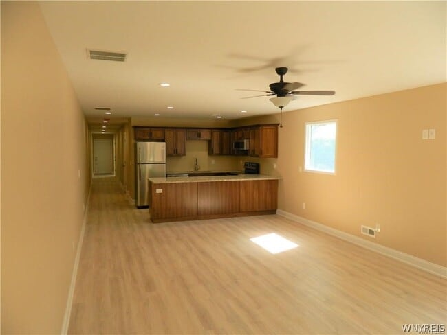 Building Photo - 417 Center St