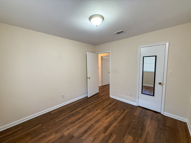 Building Photo - 2 Bedroom 1 Bath Duplex for Rent in Pensac...
