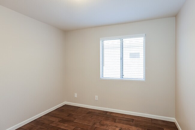 Building Photo - 3 Bedroom Home in Phoenix