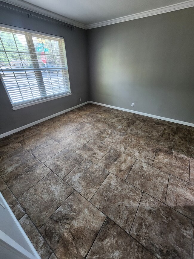 Building Photo - 4 bed 2 1/2 bath home, 2 car garage!