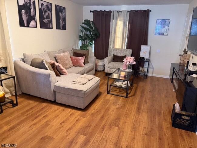 Building Photo - 43 Chestnut St