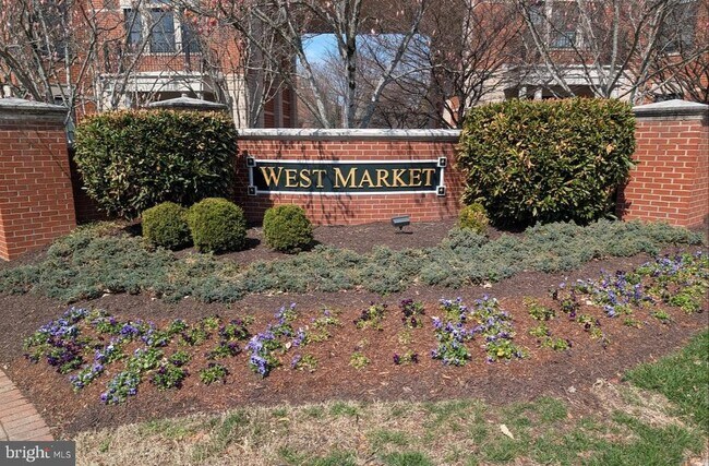 Building Photo - 1891 Crescent Park Dr