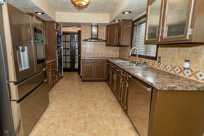 Building Photo - Prairie Lane Estates 3 bedroom ranch with spacious rooms and amenities beyond your imagination