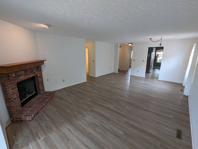 Building Photo - Spacious 3-Bedroom Ranch with Private Mast...