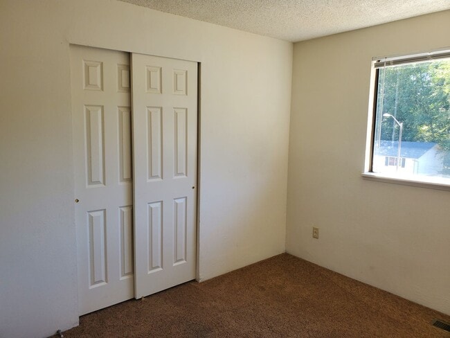 Building Photo - 3 Bedroom Home In East Bremerton