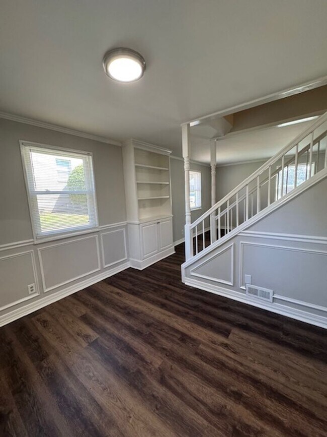 Building Photo - Downtown living at its best!  Remodeled - 2-Story End-Unit is convenient to all that Downtown Gre...