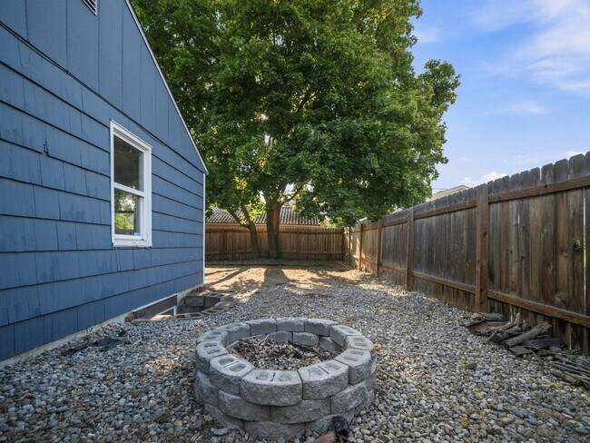Building Photo - 6011 N Braeburn Dr