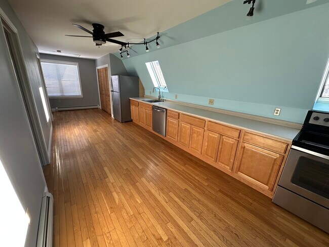 Building Photo - 524 W River Rd