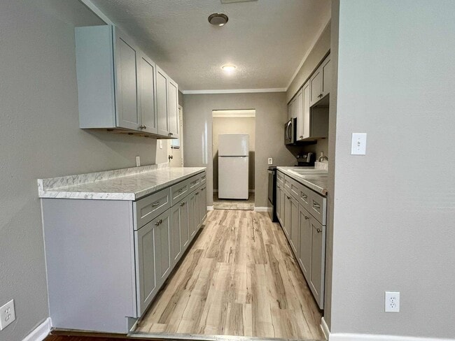 Building Photo - 9529 Chesterfield Dr
