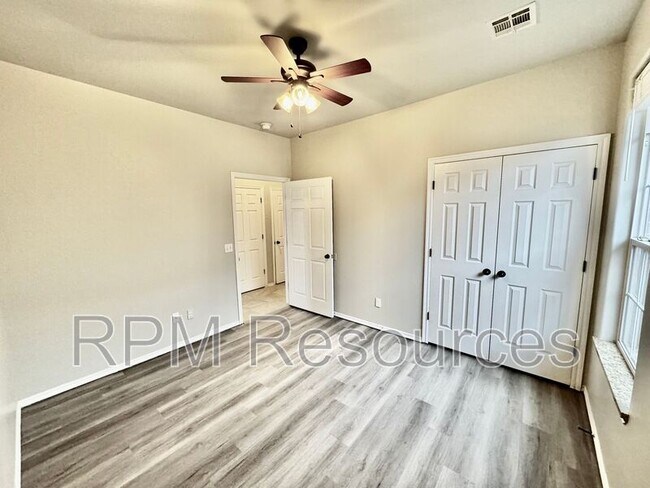 Building Photo - 113 Bison Ct Way