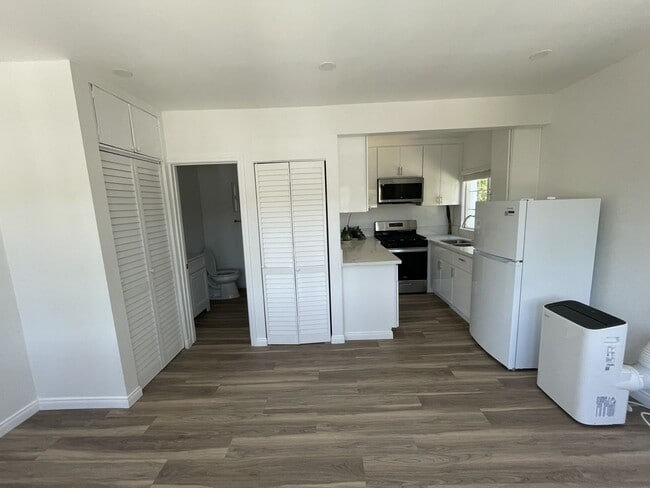 Building Photo - 2nd Floor Studio in the Heart of Highland Park