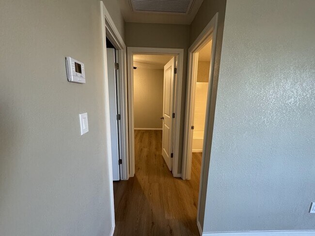 Building Photo - Brand New Unit in La Crescenta