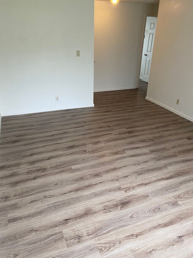 Building Photo - (905) Draper Arms Apartments - 2 Bedroom / 1 Bathroom (UPDATED)