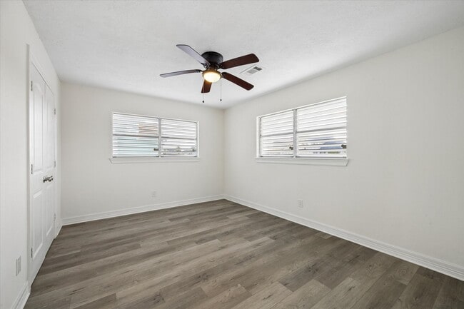 Building Photo - 1079 Redfish St