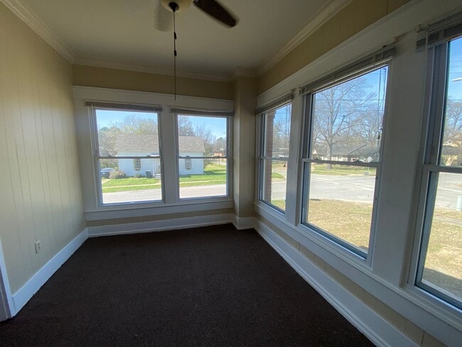 Building Photo - 105 W Cherry Ave