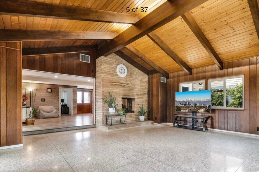 Building Photo - 10100 Sophia Ave