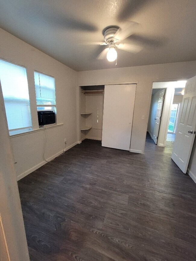 Building Photo - Lovely 3 bedroom 1.5 bath duplex for rent ...