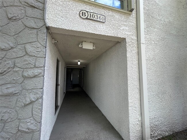 Building Photo - 10361 N Kendall Dr