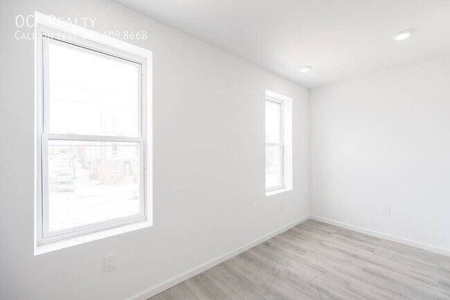 Building Photo - 948 Belmont Ave