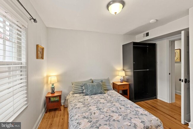 Building Photo - 810 Queen St