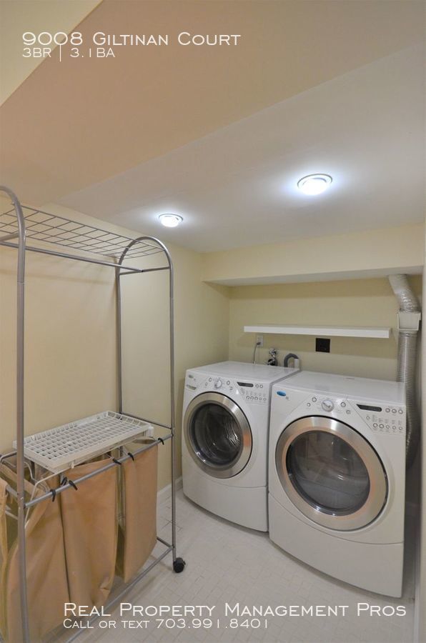 Building Photo - Charming End Unit by Huntsman Lake!