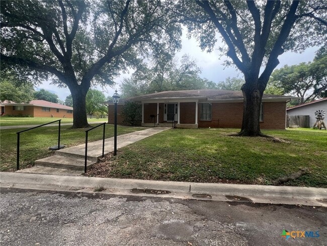 Primary Photo - 943 S Pecan Ave