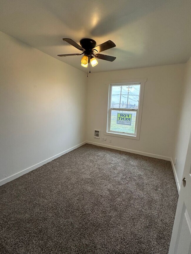 Building Photo - 805 S 5th Ave