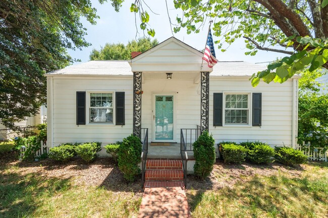 Primary Photo - Quaint 2 Bedroom 1 Bath Home in Henrico!!