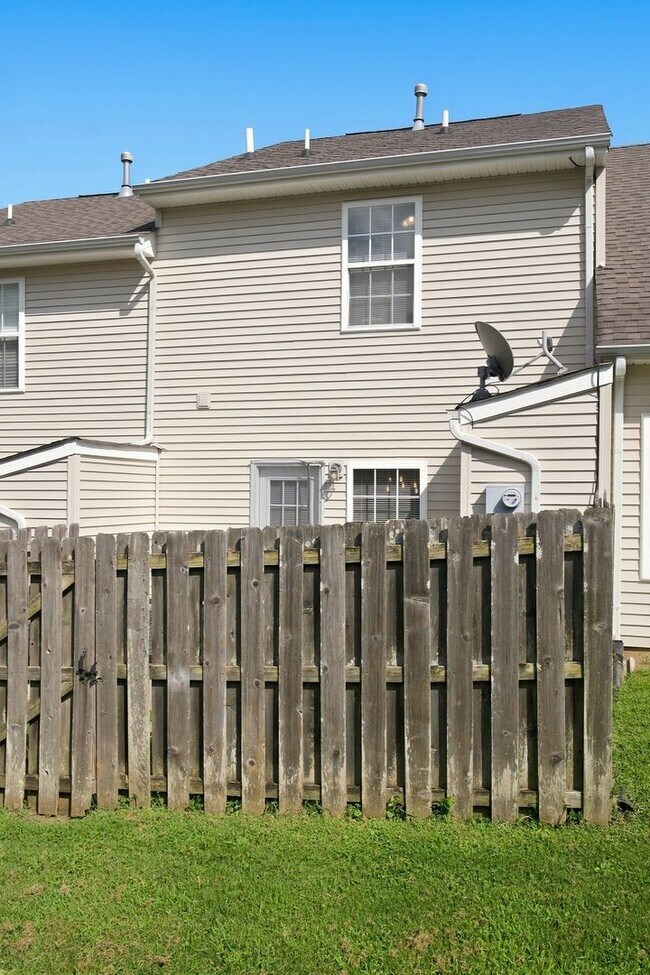 Building Photo - Charming 2-Bed Townhome in Hardison Hills