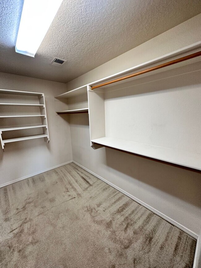 Building Photo - Stunning 3 bed, 2.5 bath, 2575 sq ft home ...